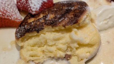 大粒いちごのパンケーキ（断面）｜La Pullman Caffe'