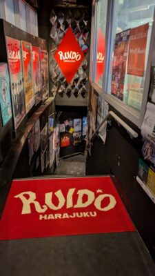 ホールに下りる階段｜原宿RUIDO