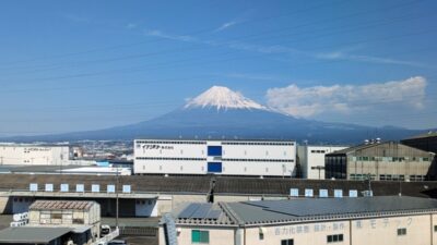 新幹線から眺める富士山
