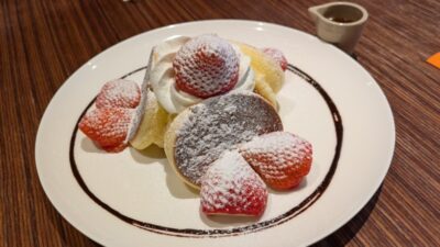 大粒いちごのパンケーキ｜La Pullman Caffe'