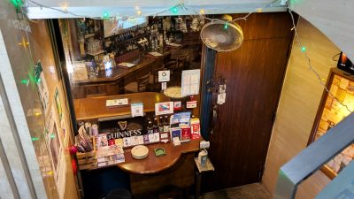 お店の入口ドア｜THE GRAFTON