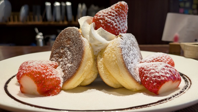 大粒いちごのパンケーキ（横から）｜La Pullman Caffe'